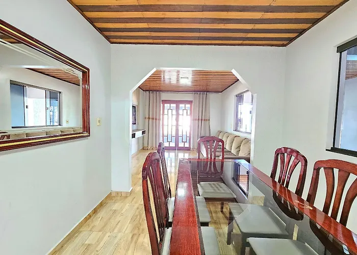Casa Familiar Espaco Amplo Com Churrasqueira