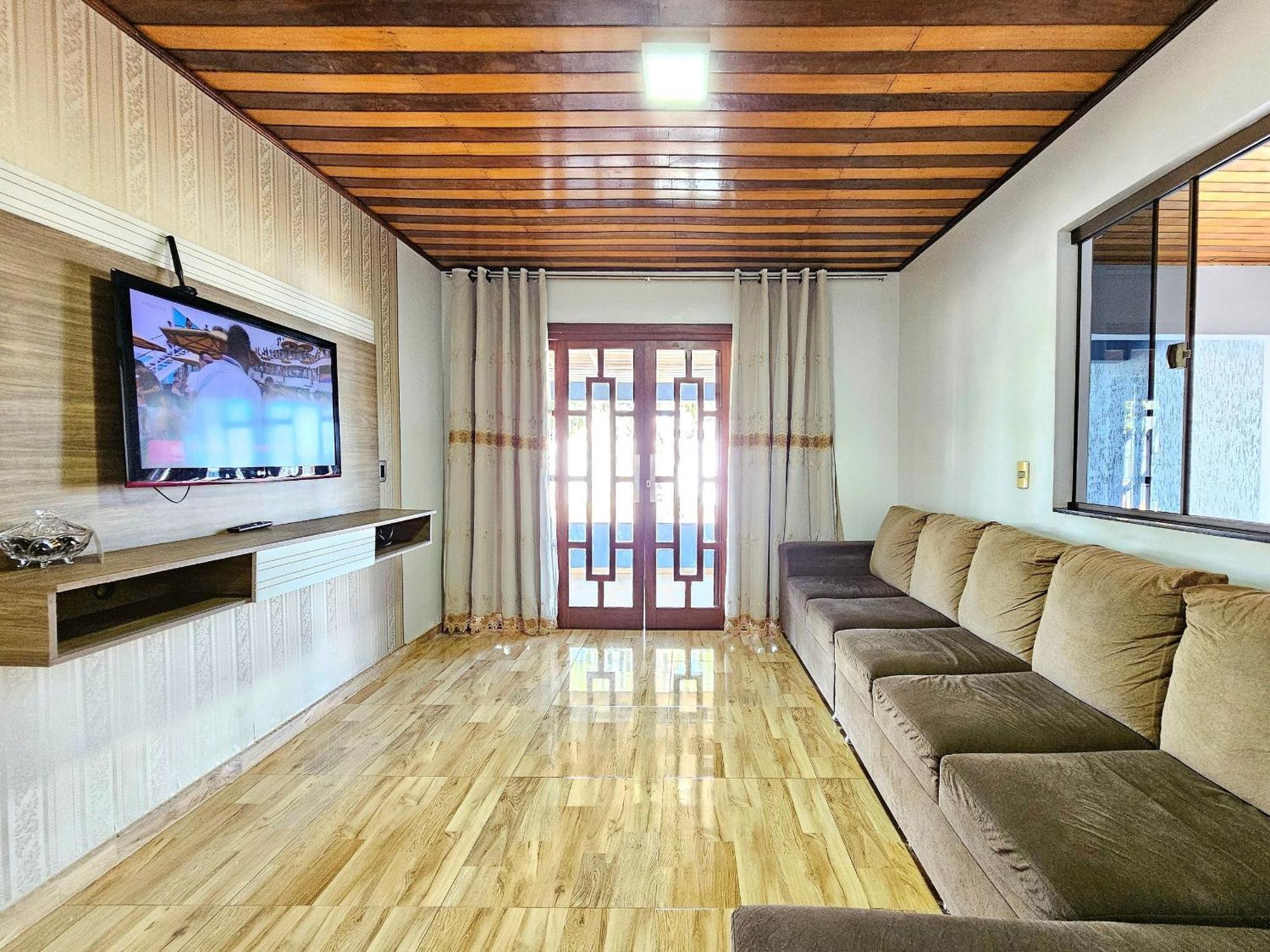 Casa Familiar Espaco Amplo Com Churrasqueira